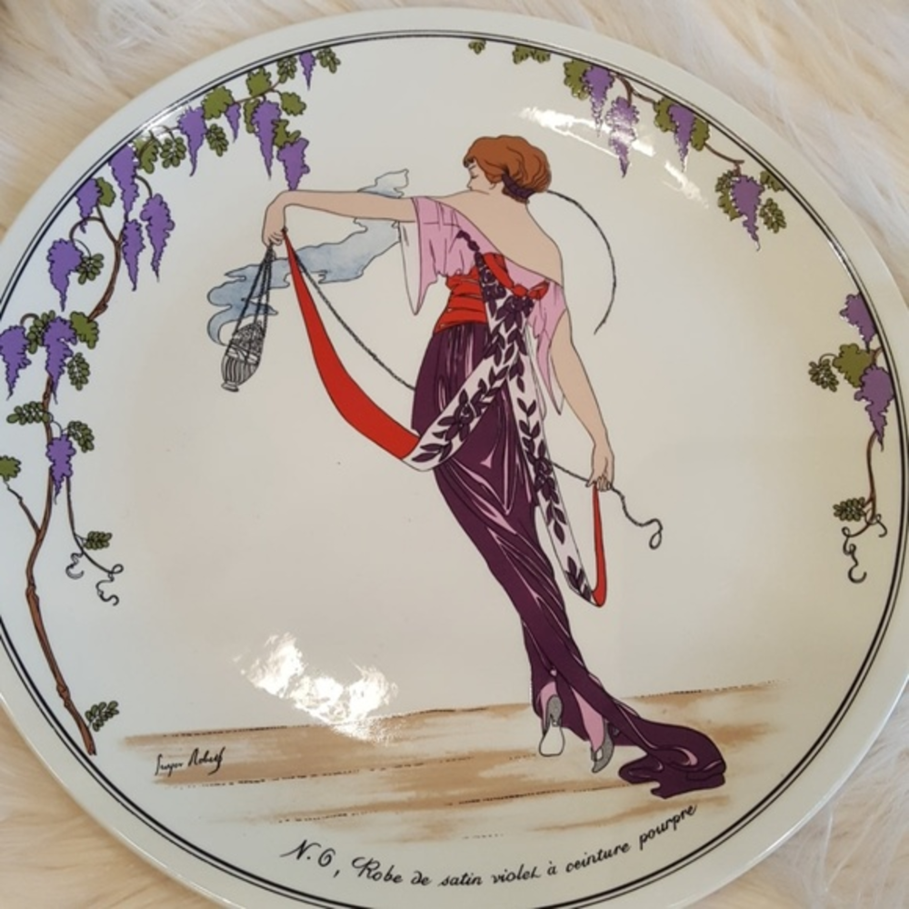 VINTAGE VILLEROY & BOCH Robe de Satin Violet a Ceinture Pourpre Dinner Plate